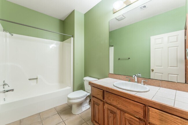 Building Photo - Beautiful spacious 3 bedroom home with a p...