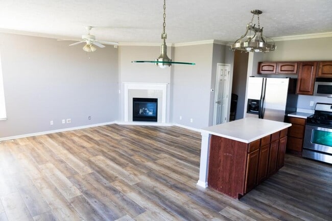 Building Photo - 14005 Kelly Dr