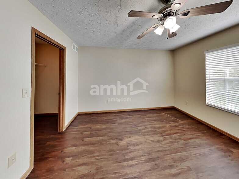 Building Photo - 7660 Farm Hill Dr