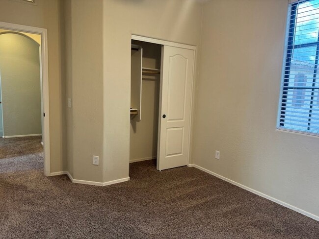 Building Photo - Gated Phoenix Gem with Community Pool and Spacious Kitchen