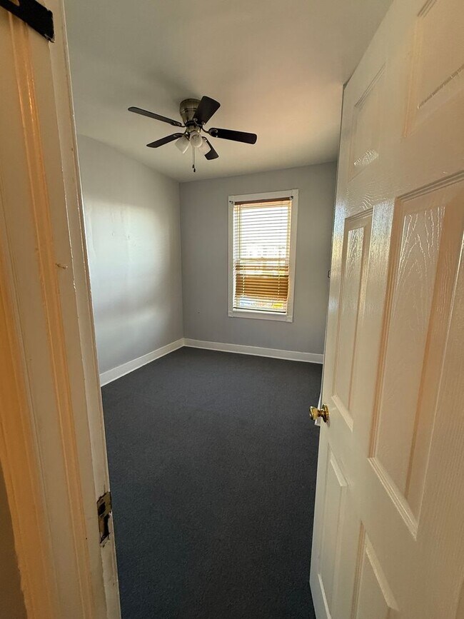 Building Photo - 3-Bedroom 1.5-Bathroom Home with Garage in...