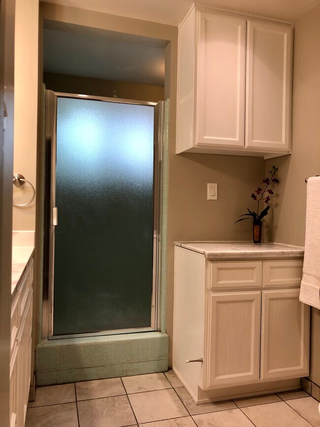 Building Photo - 2447 Malabar St