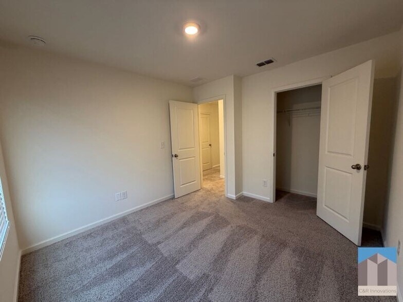 Building Photo - 3520 Condor Ct SW