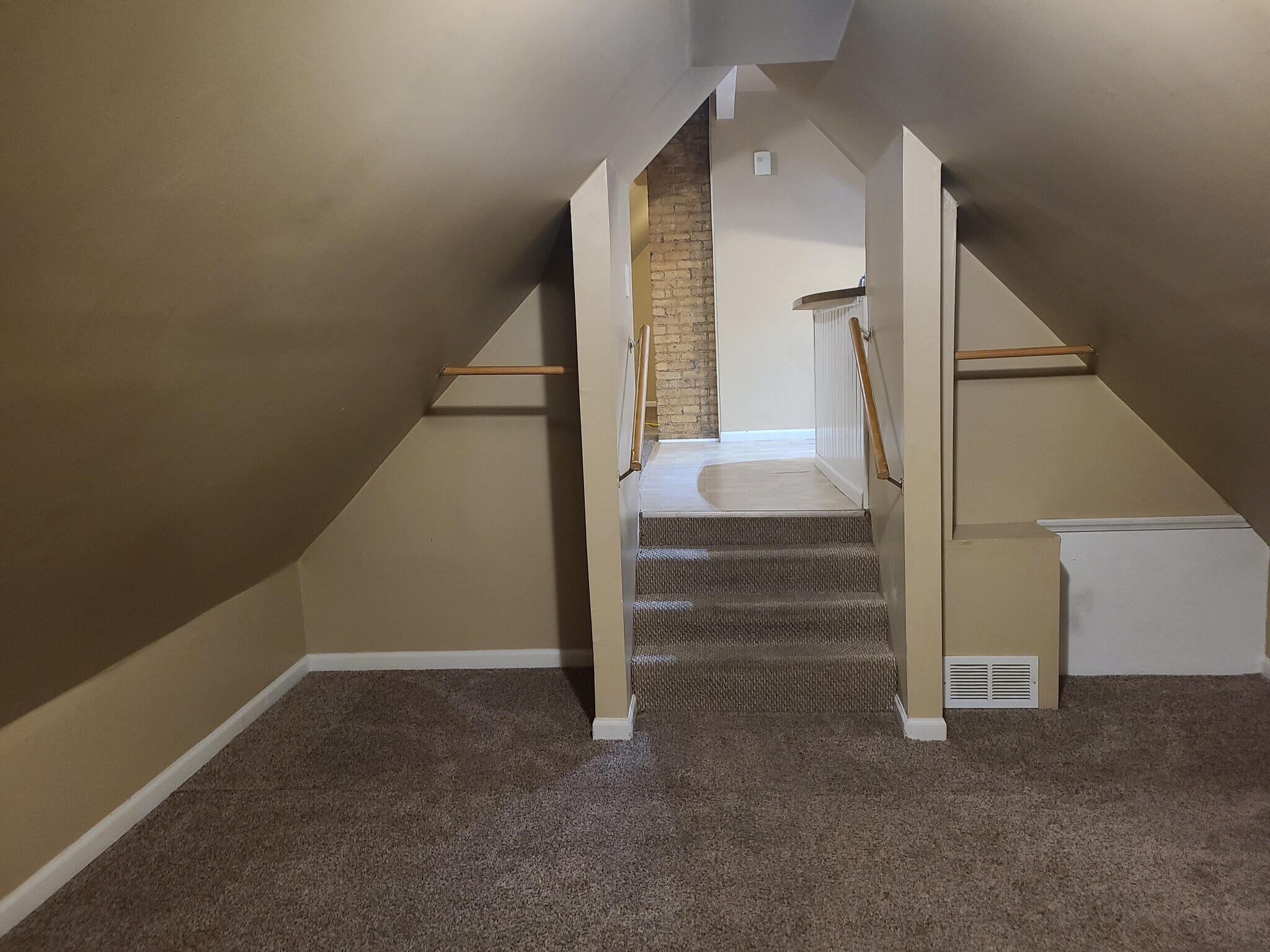 Building Photo - 914 S Center St