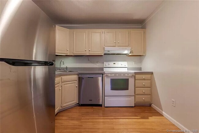 Building Photo - 612 Twin Circle Dr