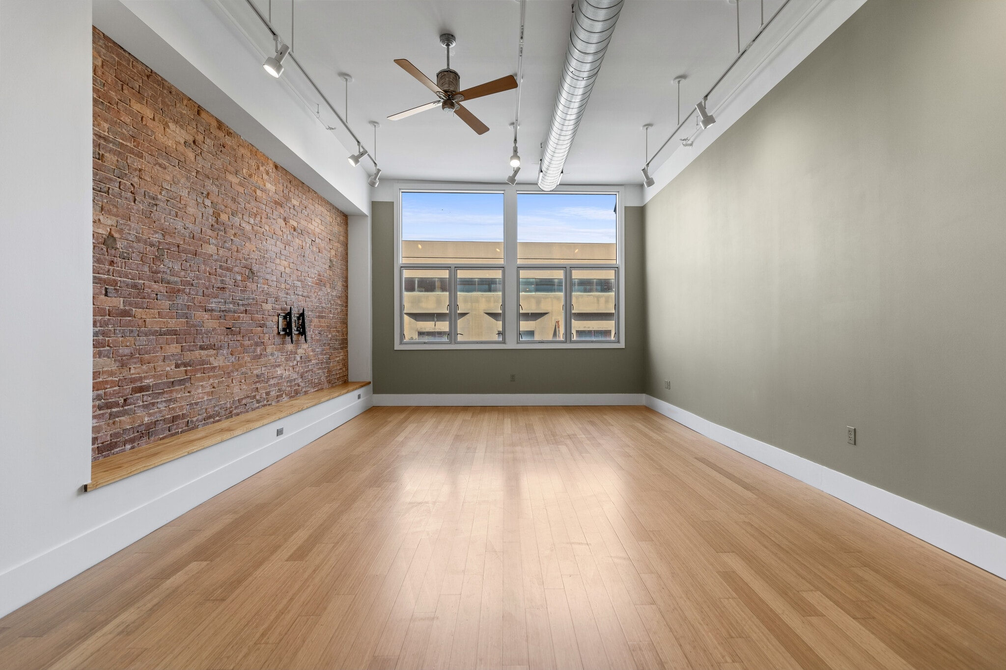 Watch the city out your window - 15 Brown St