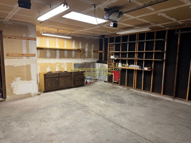 Building Photo - 3 bed, 2 bath