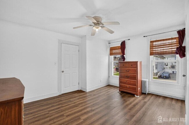 Building Photo - 127 S Pine Ave