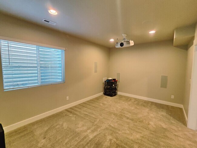 Building Photo - Spacious 6 Bed, 3.5 Bath Home in Clinton, UT