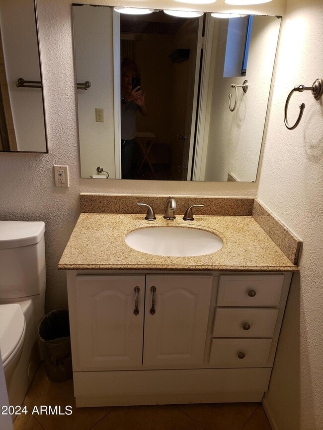 Building Photo - 908 S Ocotillo Dr