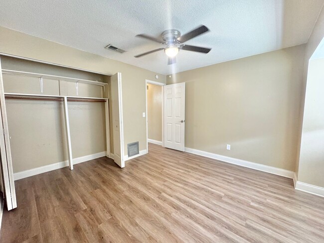 Building Photo - Apartment - Right off Cypress Gardens Blvd!