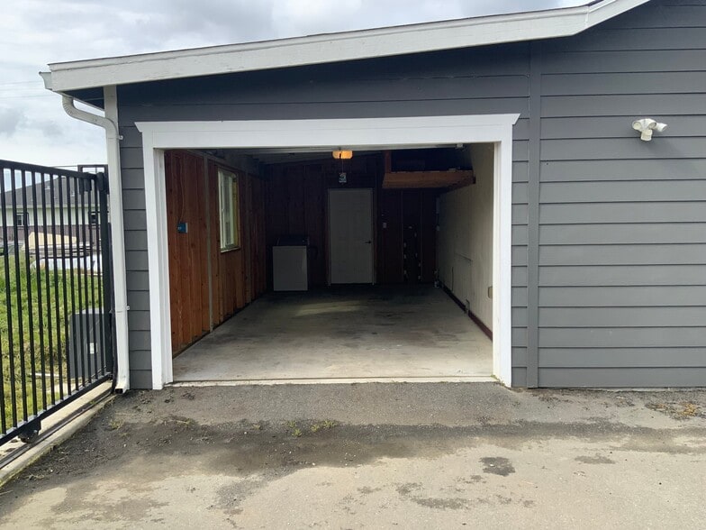 Building Photo - 3880 Rohnerville Rd