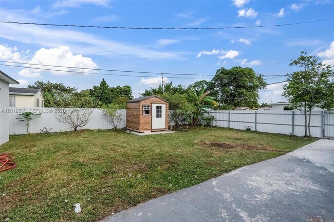 Building Photo - 4530 SW 25th St