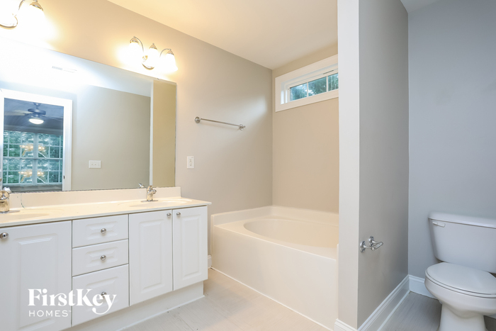 Building Photo - 413 Holly Thorn Trace