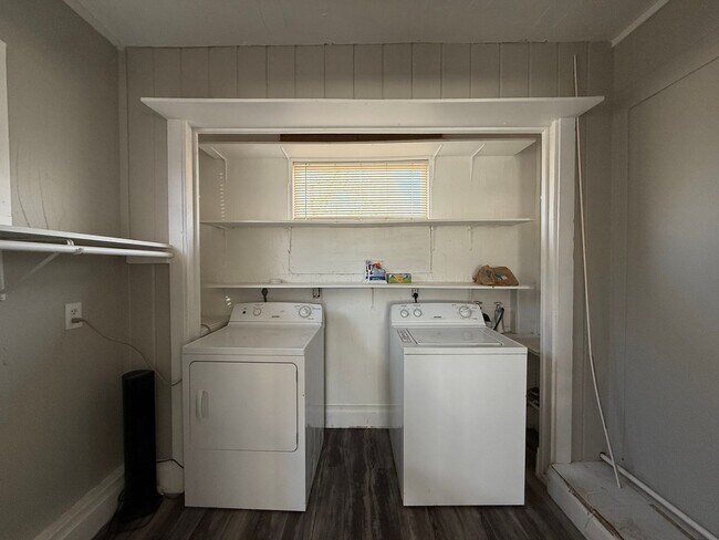 Building Photo - Furnished Short Term Rental