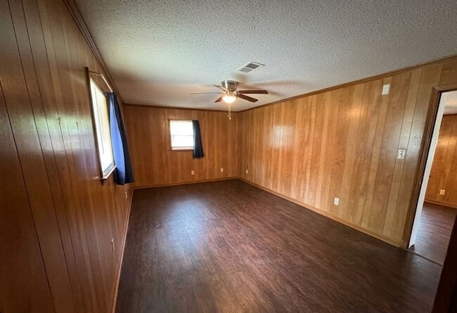 Building Photo - 1502 Rolling Hills Dr