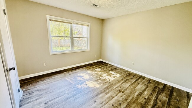 Building Photo - 2432 Yorkshire Dr SW