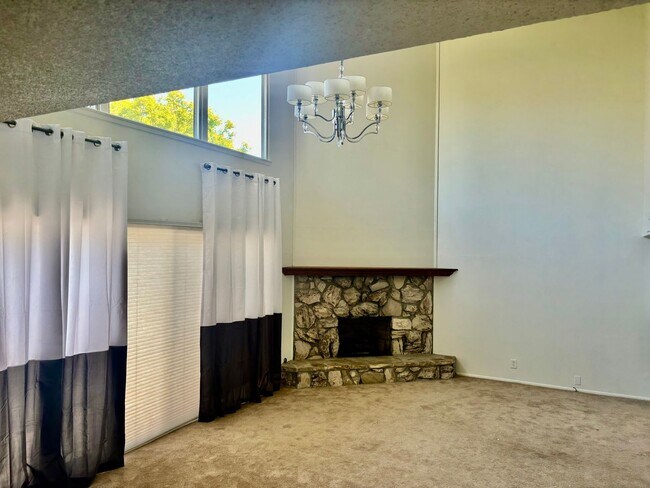 Building Photo - Bright & Airy 3-Bedroom Condo in Prime Moraga Location!