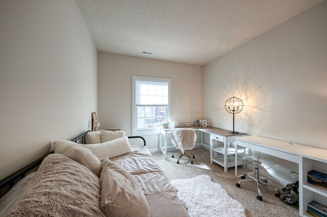 Building Photo - Beautifully appointed townhome