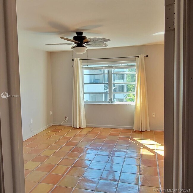 Building Photo - 3000 Sunrise Lakes Dr E