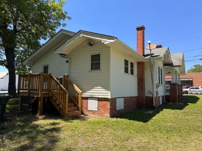 Building Photo - 3 Bed, 1 Bath Newly Renovated Home in Asheboro!