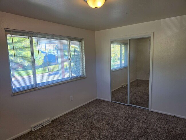 Building Photo - "Charming 3-Bed Retreat with Finished Basement & Cozy Fireplace in Aurora!"