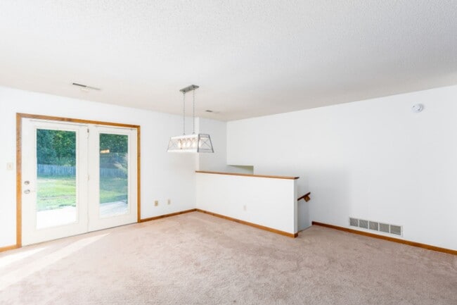 Building Photo - Fantastic Location! Close to MKT & Twin Lakes! 3BR/2.5BA/2000sqft., 2-Car Garage, Large Fenced Ya...