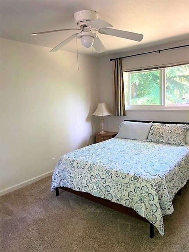 Building Photo - Lovely Home in W. Redding!!