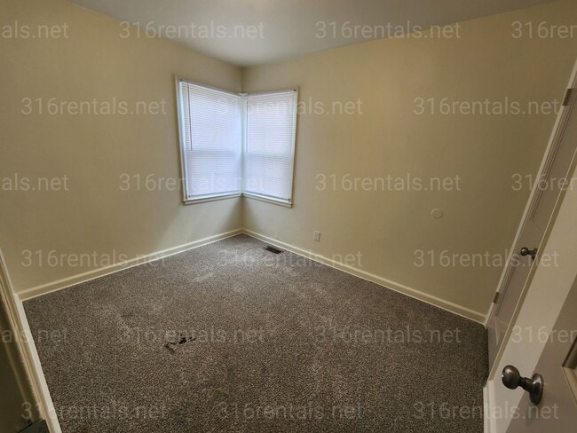Building Photo - $1,050- 3 bedroom/ 1 bathroom - Single Family Home
