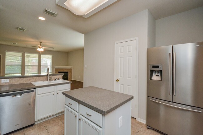 Building Photo - 15506 Hickory Dale St