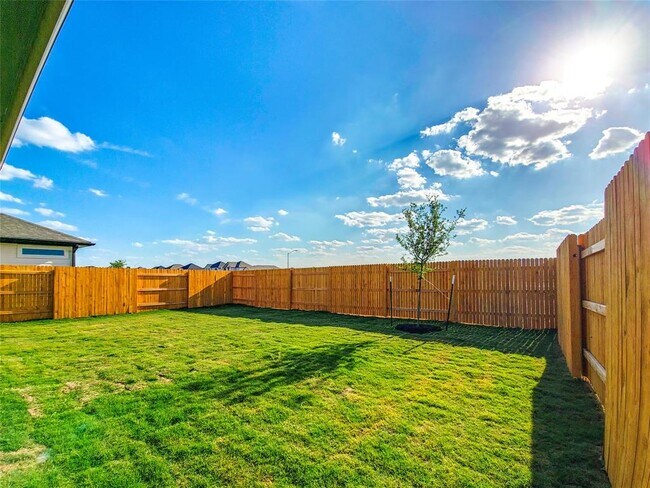 Building Photo - 136 Holmby Dr