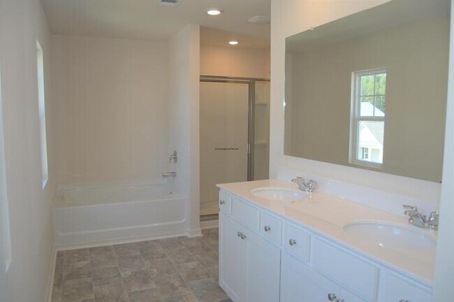 Building Photo - Available Now! Move in Ready!