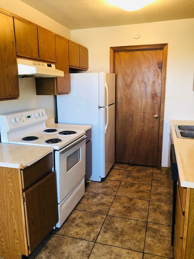 Building Photo - Fresh Interior