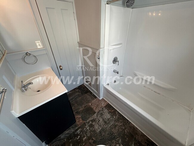 Building Photo - 1202 Walnut-