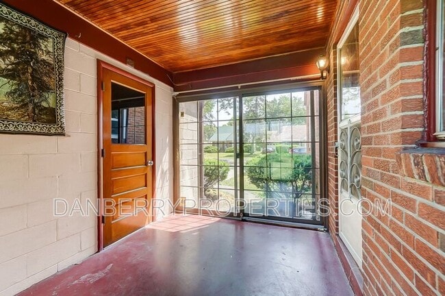 Building Photo - 347 Darrow Ave