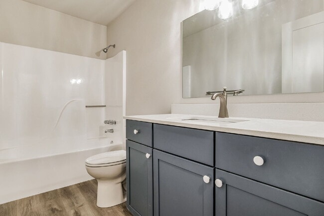 Building Photo - Welcome home to this beautifully updated 2-bedroom, 1-bath unit in a well-maintained triplex!