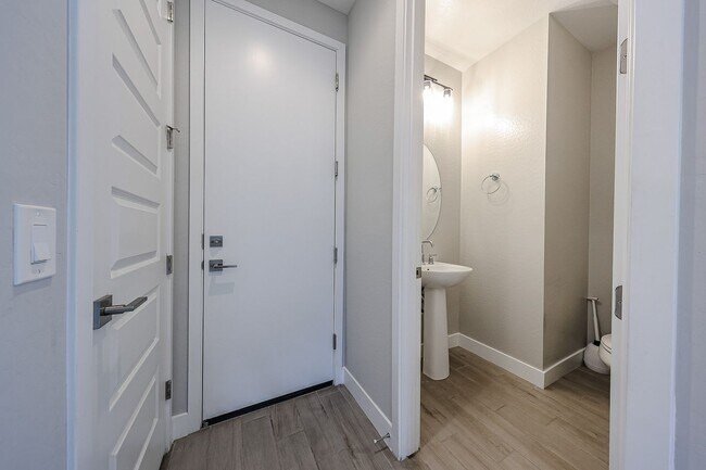 Building Photo - Move In Ready!stunning 3 bedroom, 2.5 bathroom home located in Phoenix!