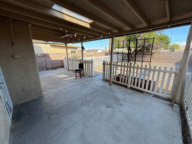 Building Photo - Spacious 3BED/3BATH Two story home located...