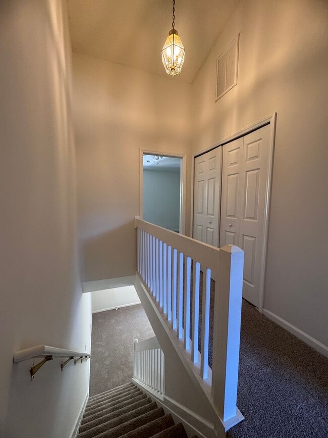 Building Photo - Wonderful 2BR 2.5BA Townhome with All Appl...