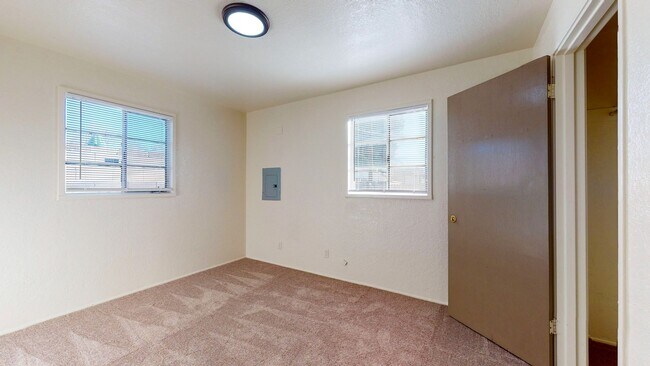 Building Photo - UPTOWN 3 Bedroom +Office  2 Bath with Garage