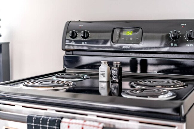 Building Photo - 605 Dennison Ave