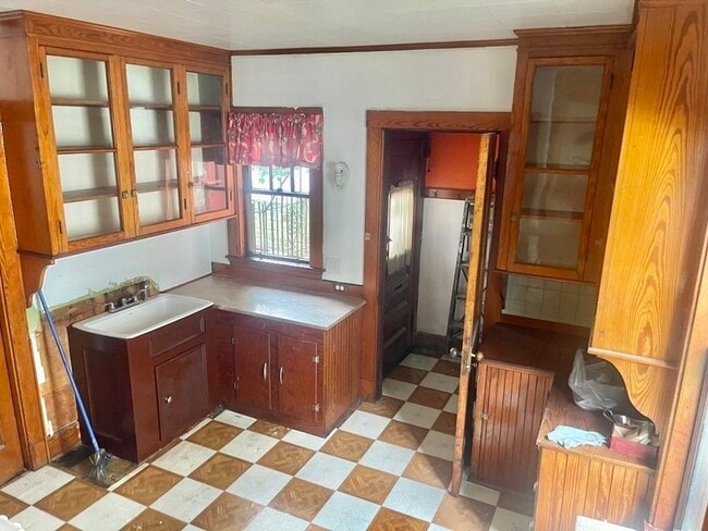 Building Photo - 47 Pleasant St