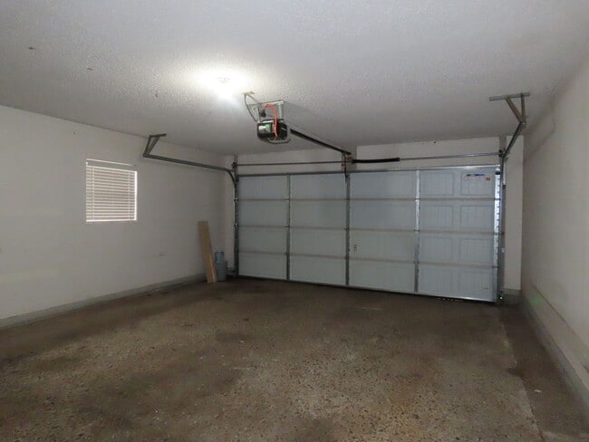 Building Photo - Expansive 3/2 Home in Tyler w/Additional Den and Living Room!