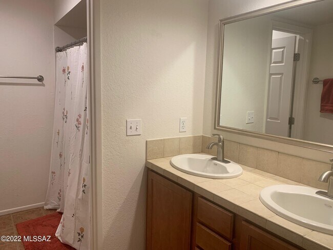 Building Photo - 5051 N Sabino Canyon Rd