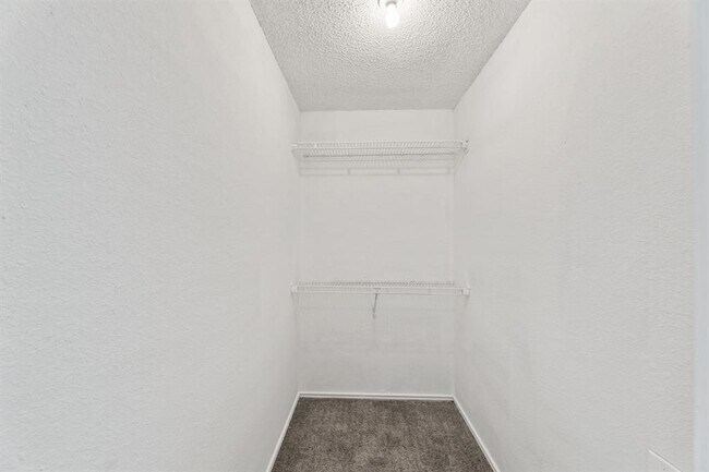 Building Photo - 6002 Parkwood Dr