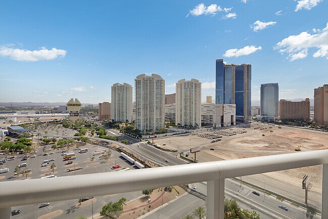 Building Photo - Turnberry Towers 2105W-Stunning City Views...