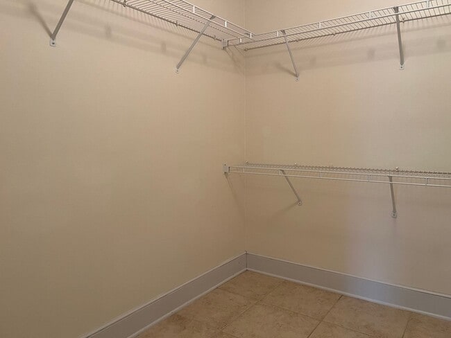 Building Photo - Townhouse Walking Distance to the Beach