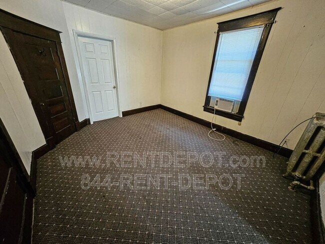 Building Photo - 322 N Hart St