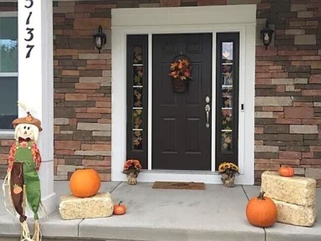 Building Photo - Executive Living at Its Finest — Okemos, MI