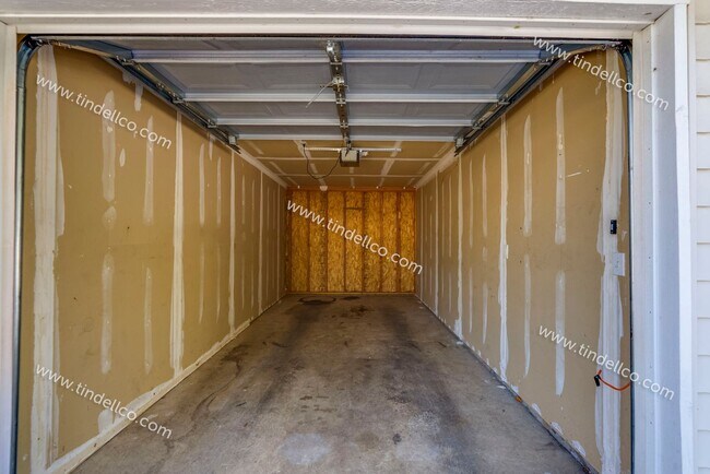 Building Photo - Spacious Pet-Friendly Top-Floor Unit w/ Parking Included!